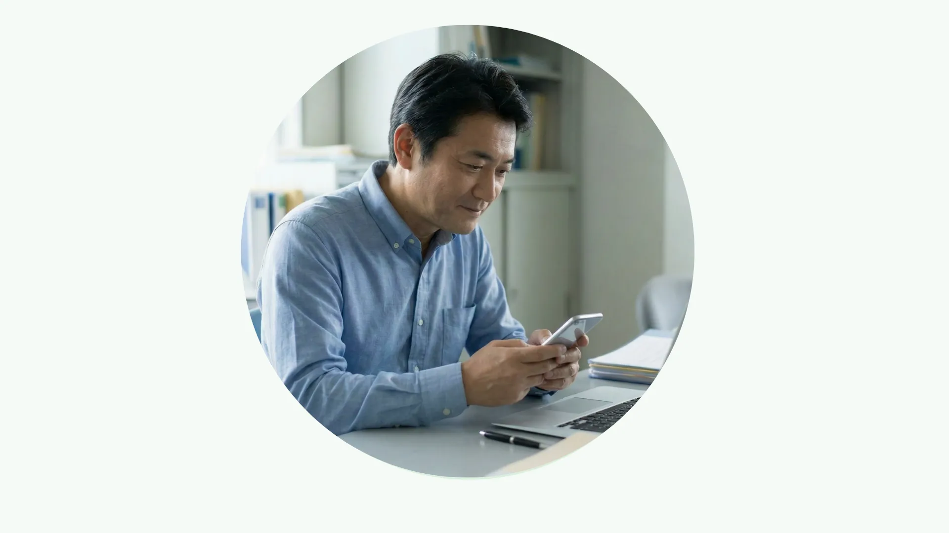 スマホで通知を確認するビジネスマン（導入後）