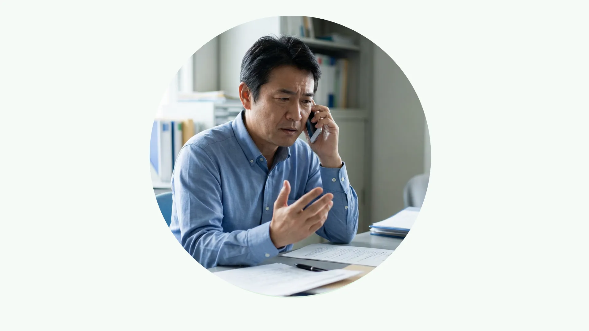 電話対応に追われるビジネスマン（導入前）